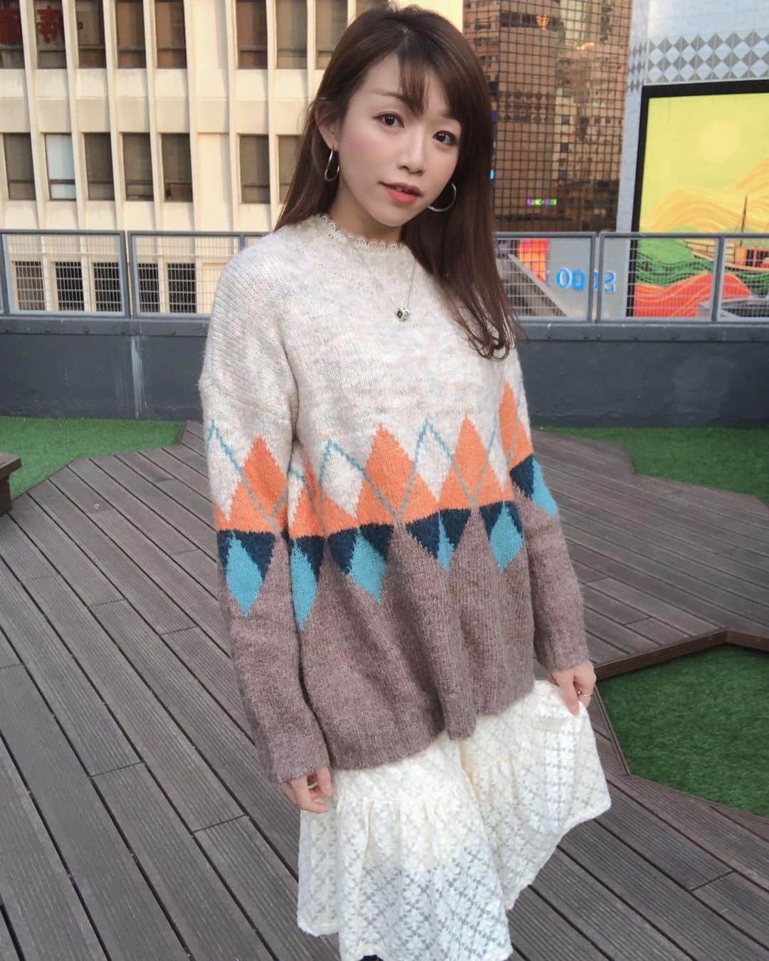 Fleur Fleurのインスタグラム：「睇咗我哋尋日嘅Facebook直播未啊？🥰💙✨ 呢一個styling係其中一個我哋好推介嘅 有山系風感覺嘅針織🧶 好迎合春天嘅感覺，啱晒新年着🌸 我哋嘅配搭仲用咗喱士連身裙 可以單着仲有腰帶 💯   歡迎click入嚟睇更多新相 歡迎直接上嚟門市試穿 或者WhatsApp inbox直接購買 全部現貨發售唔駛等😌👌🏻👌🏻👌🏻 銅鑼灣門市地址：銅鑼灣恩平道52號2樓A室 Watsapp: 5572-9458」