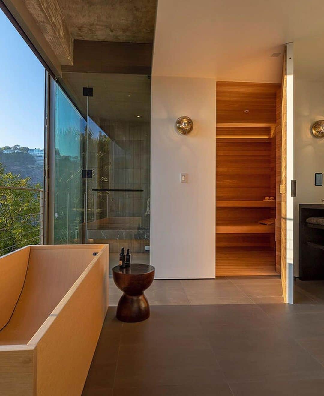 のインスタグラム：「#trevornoah new LA pad 💰 $27.5 Million」