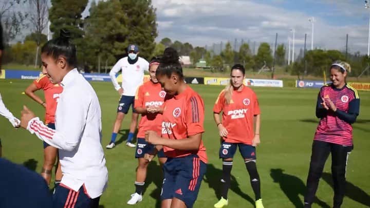 サッカー コロンビア代表チームのインスタグラム：「Buena vibra y sonrisas en nuestro entrenamiento de hoy 😀  Nuestra Selección Femenina de mayores sigue con su ciclo de preparación en la sede deportiva de la FCF en Bogotá 💪  📽️👇  #VamosColombia 🇨🇴」