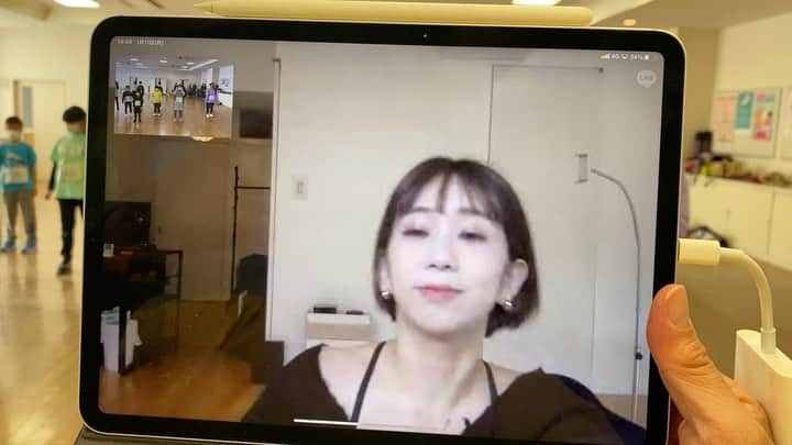 のインスタグラム：「今年は東京や外部の先生をお招きしてのワークショップが行えないので、新しい試みとして東京の先生とオンラインで繋げて、メルサンホールで合同オンラインレッスンを行いました😊✨  今回先生にお願いしたのは、生きるで御一緒させていただいた元劇団四季、バリバリにたくさんのミュージカルで活躍する #石井亜早実 ちゃん💃✨  玖珠の子ども達は生きるの久留米公演をほとんどのメンバーが観に来ていたので、亜早実ちゃんが実はおばあちゃんの役をやっていたと知って超びっくり‼️  亜早実ちゃん、モニター越しにでもひとりひとり名前を呼んでしっかり教えてくれてみんなとても楽しかったみたいで子ども達も大盛り上がりであっという間に１時間半のレッスンが終了😊  自宅でひとりでオンラインレッスン受けている時はわからなくなった時に誰もすぐ助けられないけど、スタジオには生で私もいるので大丈夫👌  この形、凄くいい‼️  と、思ったのでこれからも続けて行きます💪✨  #大分 #玖珠町 #童話の里くすファンタジーミュージカルスタジオ #亜早実ちゃん第二段宜しくお願い致します 💕 #オンラインミュージカルレッスン #合同オンラインミュージカルレッスン」