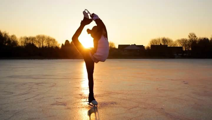 ジェナ・マッコーケルのインスタグラム：「Absolutely in love with this amazing video from @dixoncreates 🥰 You have captured the most amazing footage of @iceskatermya for @chiquesport and I couldn’t be happier with the result! So proud to be able to showcase my clothing through videography! Thank you! 👌🏻😘」