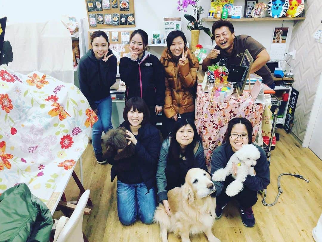 井手智さんのインスタグラム写真 - (井手智Instagram)「【ペットサロン　メイプル様】  昨年からご協賛、スポンサーとしてお世話になっております！今年もよろしくお願いいたします！！  ペットの事でお困りのことがあれば @pet_salon_maple 様へ是非ご連絡ください！！  トリミングやペットホテル、ドッグランも完備されており🐕🐈  犬猫用、健康食品もございます😊 また小型犬用、大型犬用のお誕生日ケーキもあるみたいです🎂  #ペットサロンメイプル #トリミング #健康食品 #誕生日ケーキ #ドッグラン #スポンサー」1月14日 6時29分 - satoshi________________