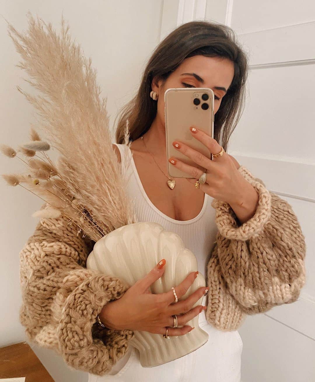 Collage Vintageのインスタグラム：「Today playing around my house with deco wearing a cozy outfit 🐚 @vergegirl」