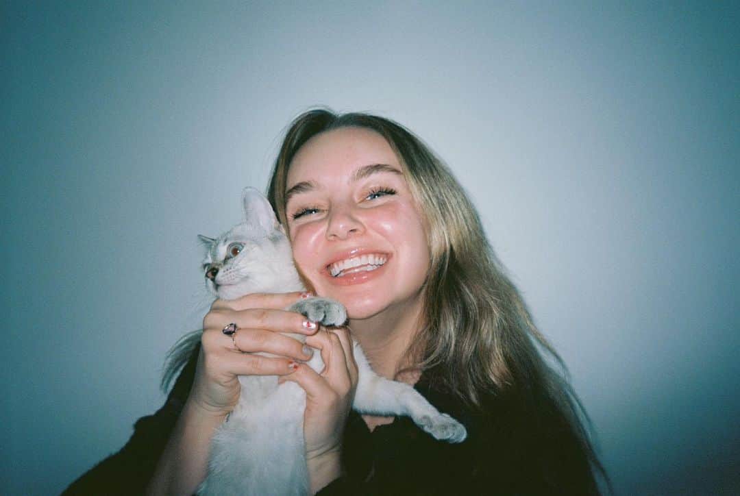 アレクサ・ロジーのインスタグラム：「me and my daughter. little does this goblin know she’s getting fixed next week. happy 6th month birthday, Ruth.」