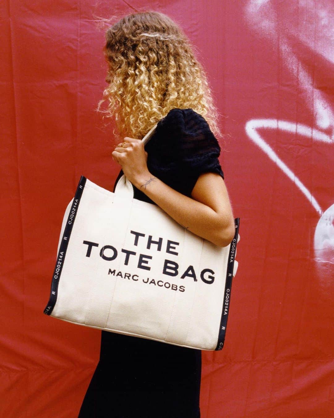 Marc Jacobsのインスタグラム：「Ivy wears THE JACQUARD TRAVELER TOTE.  Photographed by @ZoraSicher​ Styled by @Clare_Byrne  November 22, 2020 in New York City.」