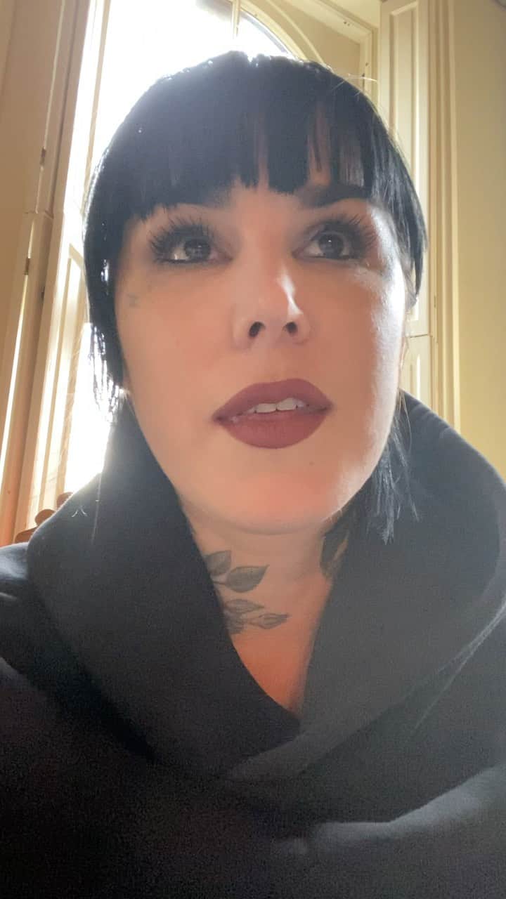 Kat Von Dのインスタグラム：「I hope this video sheds some light on the recent “controversy” surrounding a post that my fellow tattooer @kamilmocet posted yesterday. ❤️」