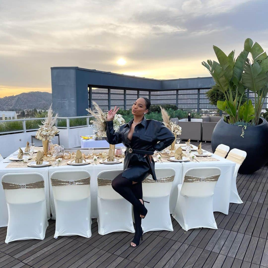 アリーヤ・ジャネルさんのインスタグラム写真 - (アリーヤ・ジャネルInstagram)「Yesterday couldn’t have went any better😋A sunset Hibachi dinner on my rooftop for me and my friends!? Every night please!!! Special thank you to @hibachiqueens for an amazing stay at home experience. This date night was much needed and they exceeded my expectations! Check them out🙌🏽🙌🏽🙌🏽 Swipe for a fun video!」1月14日 6時45分 - thealiyajanell