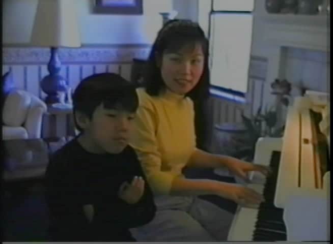 ユージン・リー・ヤンのインスタグラム：「🇰🇷 Happy Korean American Day! 🇺🇸 Here’s some old home movies of me and my sisters growing up in Texas in honor of each and every unique Korean American experience.」