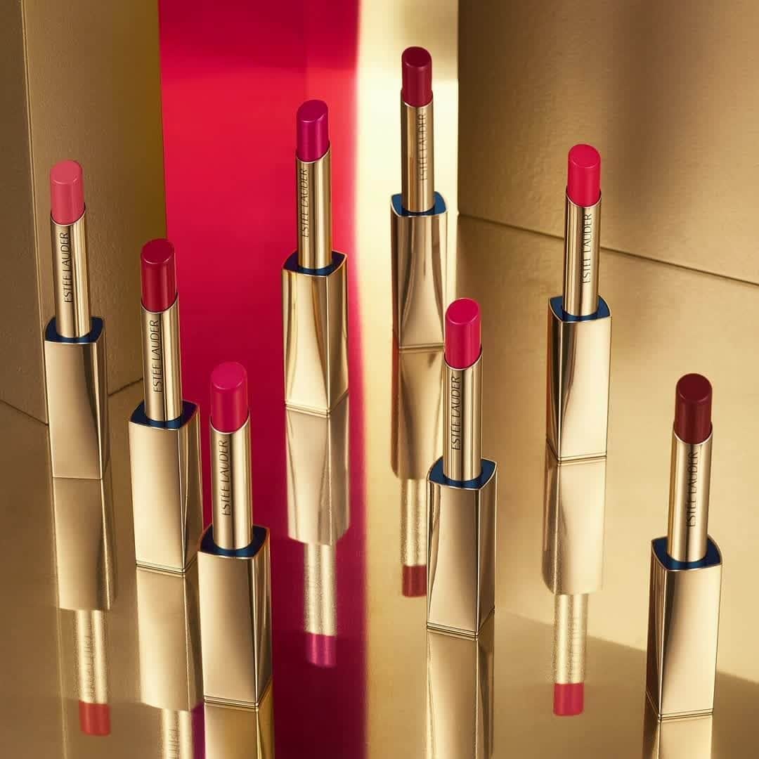 エスティローダーのインスタグラム：「It takes a team: #HyaluronicAcid, ceramides and triglycerides work together to hydrate lips for immediate, plumping moisture in NEW #PureColor Illuminating Shine #Lipstick. 💄✨ Get ready for next-level comfort and luminosity – tap to shop! #CaptivateTheWorld」