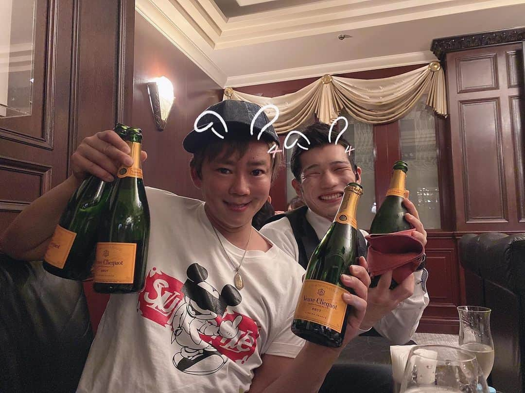 楽しんごさんのインスタグラム写真 - (楽しんごInstagram)「こんなご時世だからこそ飲みましょう！ #シャンパン #ブーブクリコ#楽しんご」1月14日 7時00分 - tanoshingo.official