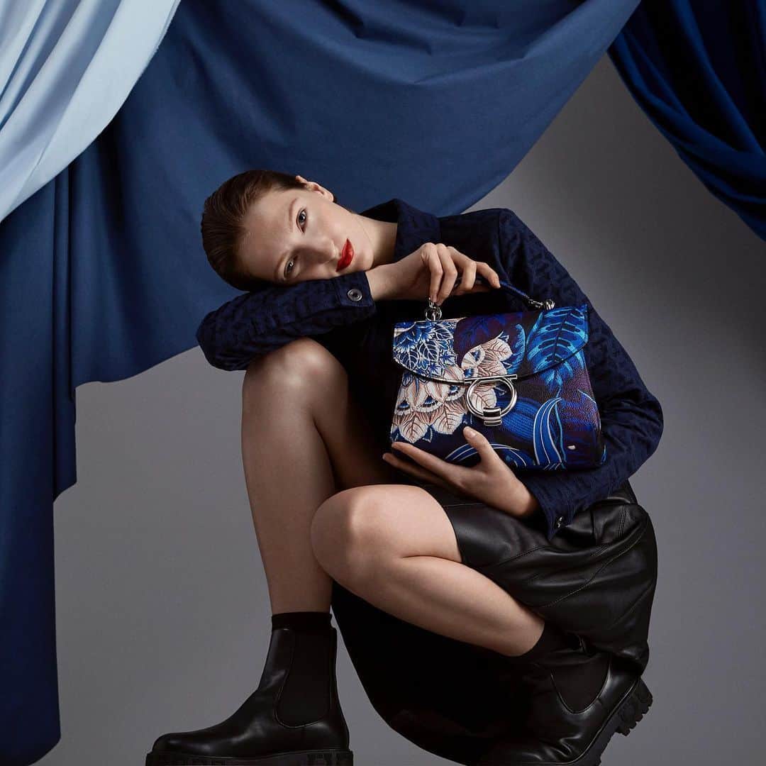 サルヴァトーレ・フェラガモのインスタグラム：「An elegant top-handle bag acquires a touch of whimsy, washed in the heady magic of evocative blooms inspired by Ferragamo foulards.」