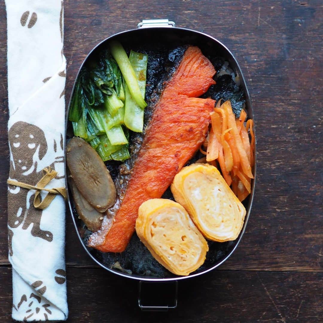 Rocoのインスタグラム：「01.14 鮭海苔弁当 焼き鮭、甘い卵焼き、にんじんツナ和え、小松菜　#味の要　炒め、ごぼう醤油炒め、海苔おかかのせごはん。  #roco弁#お弁当#obento#bento」