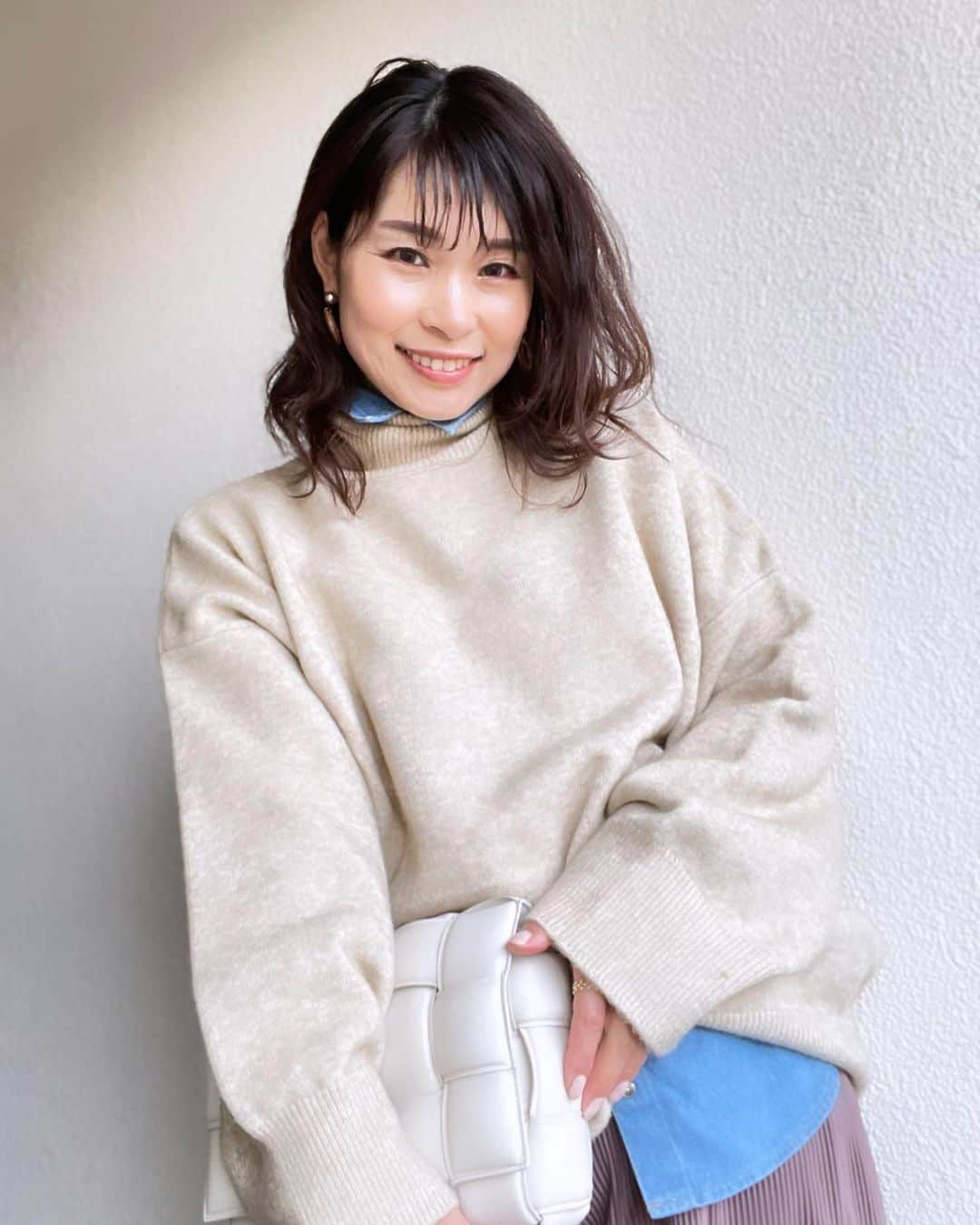 三佐和あやのインスタグラム：「#ootd   さぁ〜 今日も感染対策ばっちりで がんばっていきましょ！  Knit @saisondepapillon  shirt @uniqlo_jp  pants @asknowaspinky  bag @newbottega   #大人女子 #ママ #妊活 #今日の服  #ママコーデ#アラフォーママ #ニット #ゆるコーデ #ボブヘアアレンジ #アラサー #アラフォー#大人可愛い#ユニクロコーデ #プチプラコーデ #モデル﻿ #大人女子 #アンチエイジング #ロカリ #locari #mamagirl #verycute」