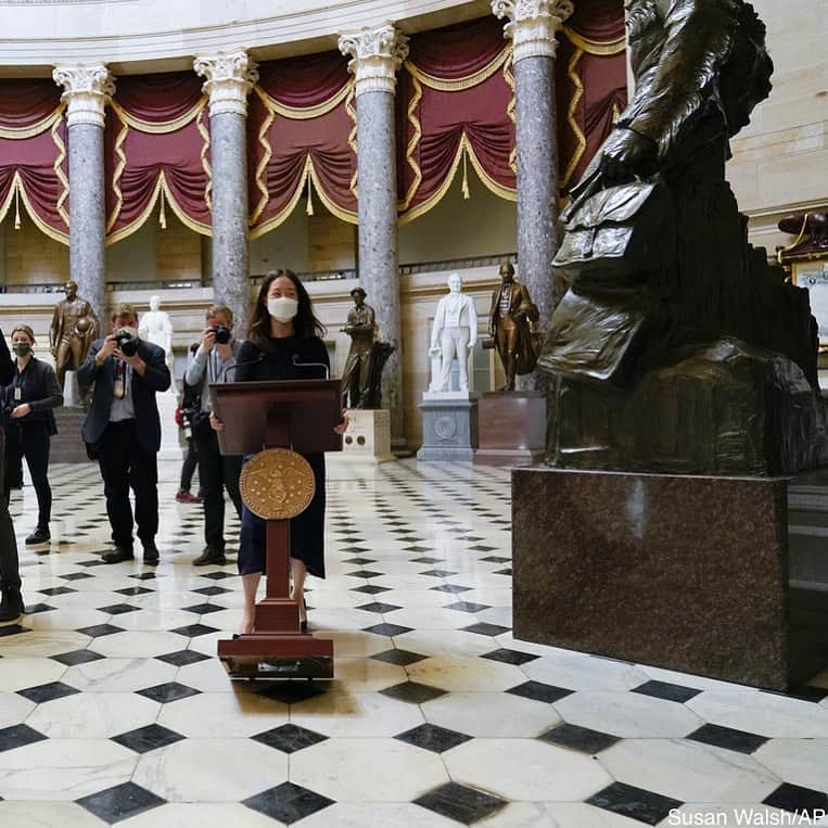 ABC Newsさんのインスタグラム写真 - (ABC NewsInstagram)「A lectern belonging to Speaker of the House Nancy Pelosi is seen being moved through the Statuary Hall at the U.S. Capitol.」1月14日 7時12分 - abcnews