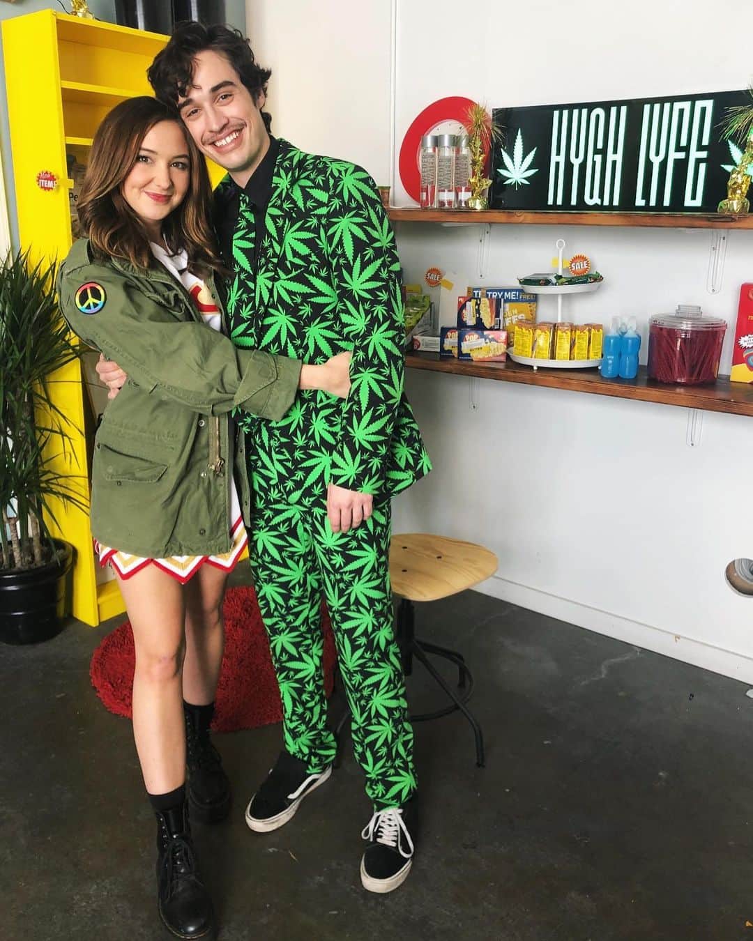 オードリー・ウィットビーのインスタグラム：「In honor of America’s Sweetheart Joey Bragg’s ABC debut, here is a very ‘network appropriate’ photo of us. 🎉   Watch Call Your Mother tonight at 9:30 on ABC!」