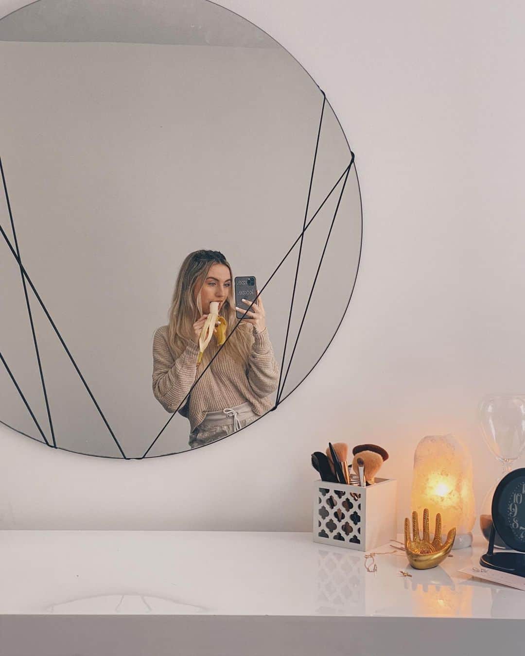 Kalyn Nicholsonのインスタグラム：「get your snacks and warm sweaters ready, a new winter routine video is now up on the YouTubes.   I’m still chopping down the endless footage to a moving vlog but in the meantime, here’s some buttery b-roll sliced between mindful morning messaging to get you feeling all inspired and intentional about how you start your day 💛」