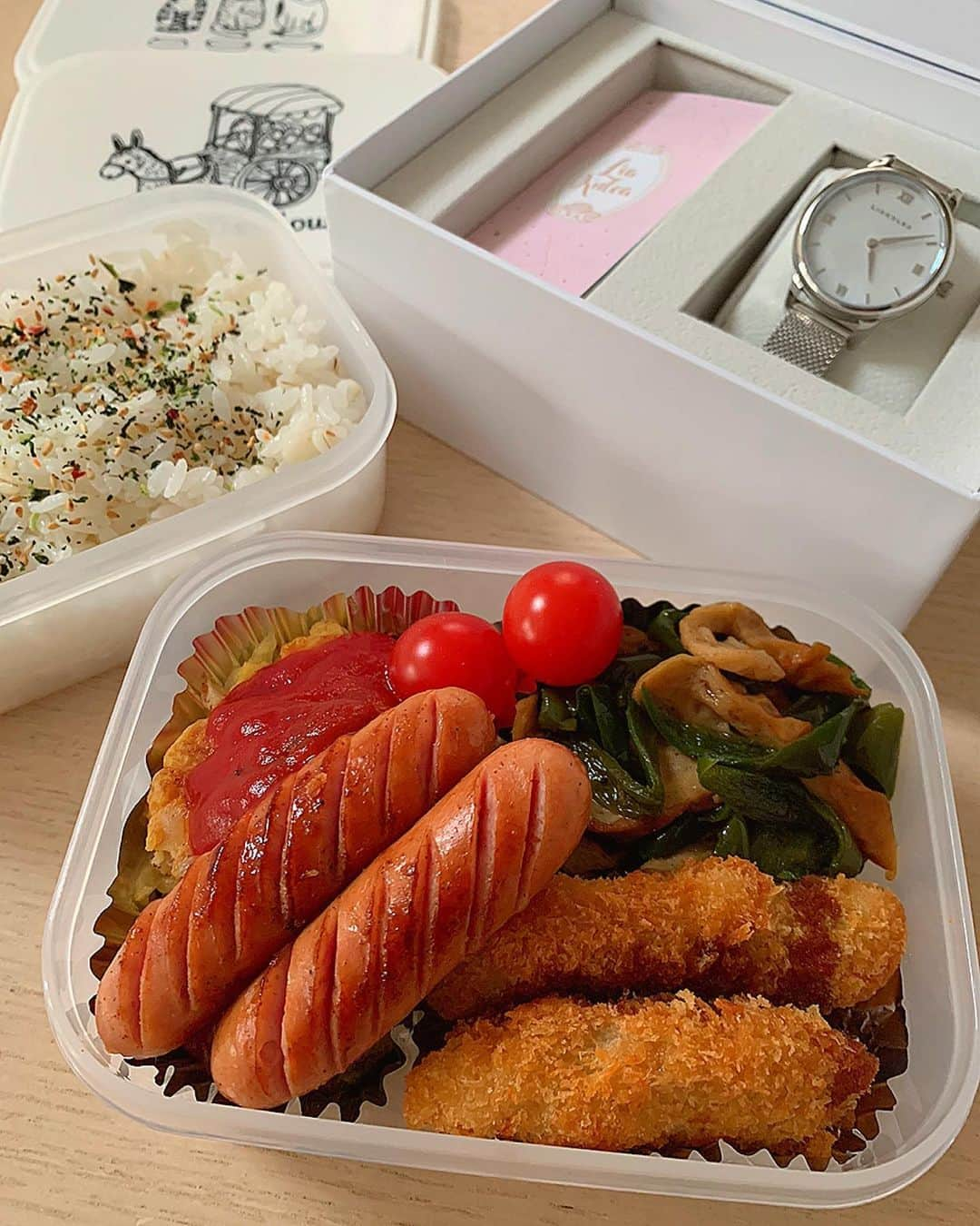 崎嫁ポァンですのインスタグラム：「+ (*Ü*)ﾉ"おはYoϋ♡Thursday + + お久しぶりのお弁当 + +  PR失礼します⌒☆° + @liakulea_japan モニター企画参加中です。 + 私が選んだ商品☞Luana SO8L 32㎜ + シンプルでどんな服装にも合いそうなデザインでこちらを選ばせていただきました⑅⿻ + パッケージも可愛い♔.°⑅ + 10%割引クーポン発行していただいたのでよかったら使ってください( ´◡͐︎`) + クーポンコード☞77ponis + @liakulea_japan トップURLから素敵な商品沢山見れますょッッ⌒✶⋆ + + #liakulea  #リアクレア #時計 #腕時計 #ハワイ + + + #崎嫁弁当  #お弁当#弁当#lunch#lunchbox#bento#food#yummy#delicious#旦那弁当#愛妻弁当#自分弁当#料理#サラメシ#お弁当箱#お昼ごはん#ごはん#ご飯#二段弁当 #和食」