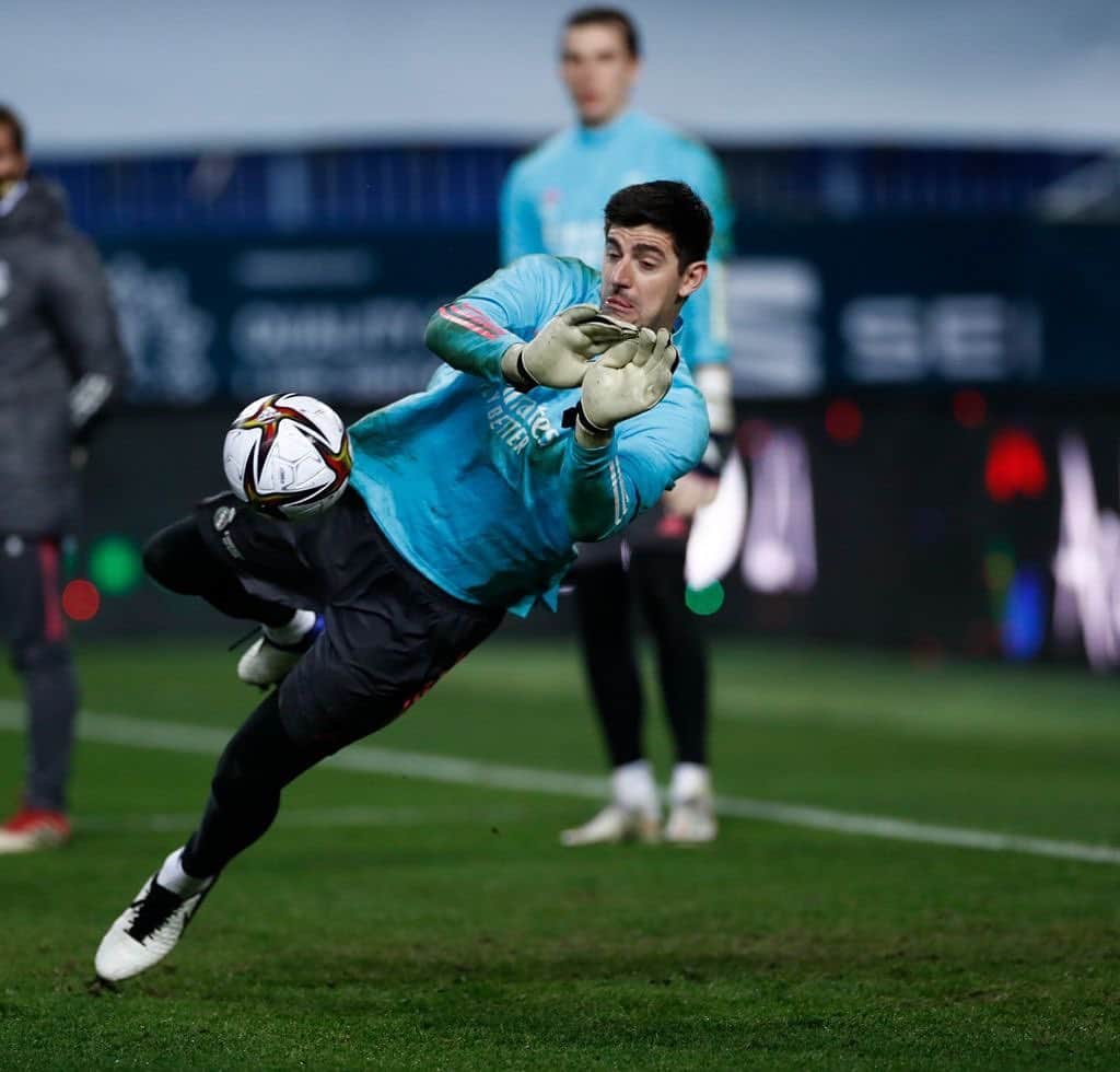 ティボ・クルトゥワのインスタグラム：「Listos! Ganas de jugar la semifinal de la Supercopa. #HalaMadrid」