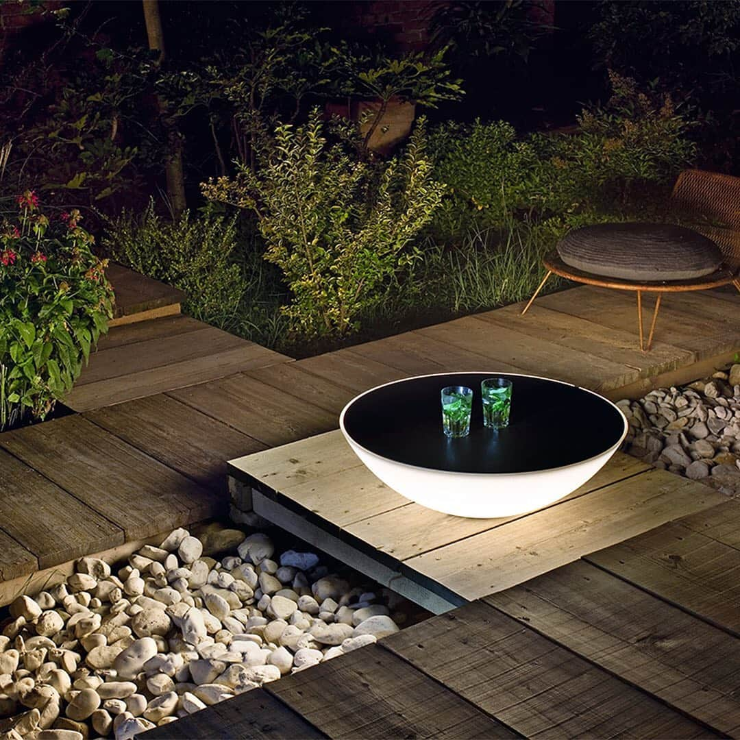 Design Milkさんのインスタグラム写真 - (Design MilkInstagram)「It's an ambient light source. It's an outdoor coffee table. It's beautifully designed. We love everything about this new object designed by Jean Marie Massaud for @foscarinilamps, especially that it can play multiple roles in your favorite outdoor setting. As we all find creative ways to utilize outdoor spaces year-round, Solar acts as our “contemporary hearth” around which to gather. \\\ More about Solar the link in bio. 🔗」1月14日 7時23分 - designmilk