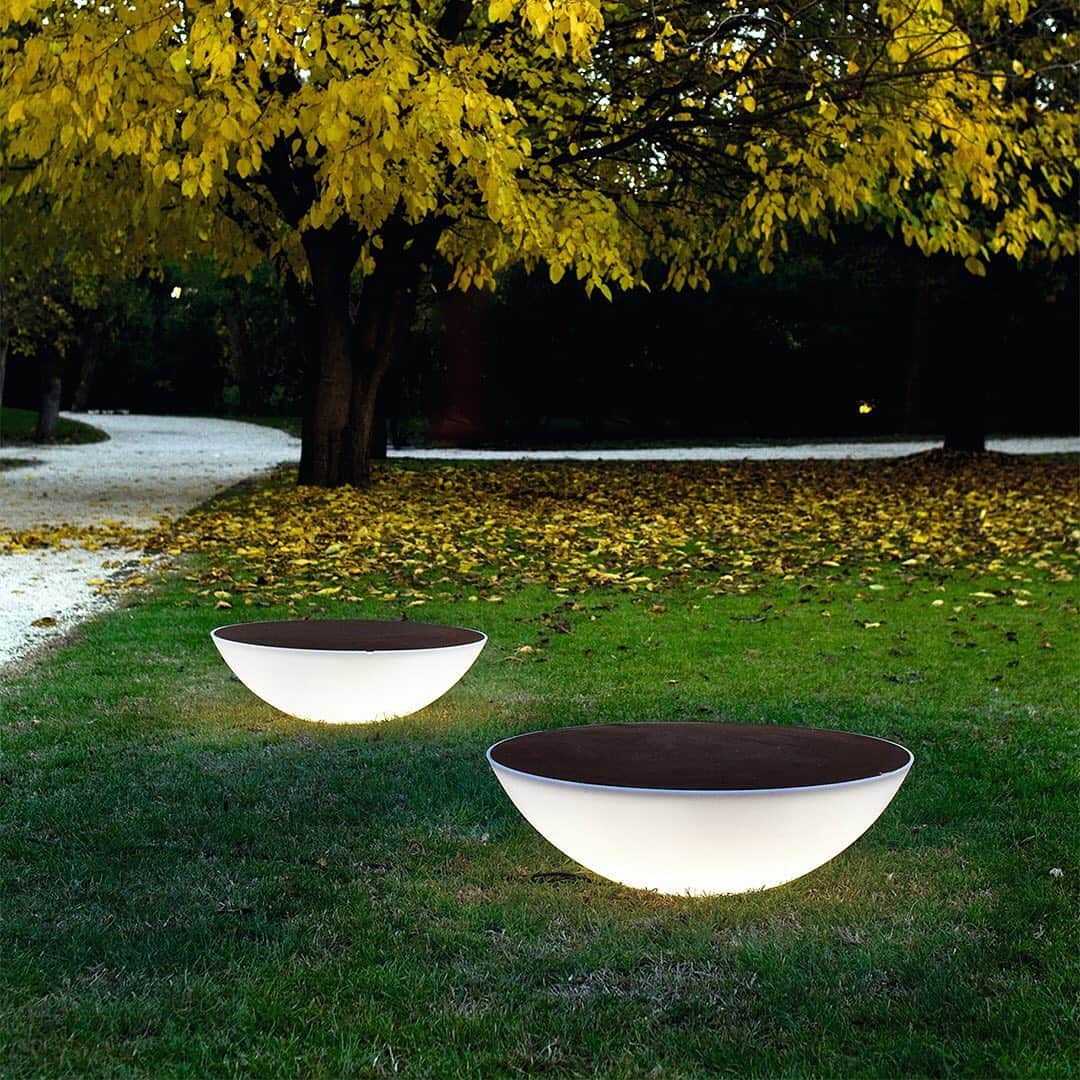 Design Milkさんのインスタグラム写真 - (Design MilkInstagram)「It's an ambient light source. It's an outdoor coffee table. It's beautifully designed. We love everything about this new object designed by Jean Marie Massaud for @foscarinilamps, especially that it can play multiple roles in your favorite outdoor setting. As we all find creative ways to utilize outdoor spaces year-round, Solar acts as our “contemporary hearth” around which to gather. \\\ More about Solar the link in bio. 🔗」1月14日 7時23分 - designmilk