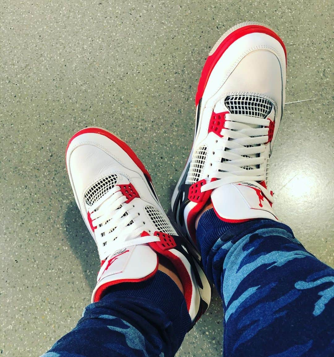 小田裕也のインスタグラム：「最近のお気に入り。 #お気に入り #スニーカー #エアジョーダン4 #jordan4 #firered #2021 #あけましておめでとうございます   自主トレ順調です！ 今年もよろしくお願いします。」