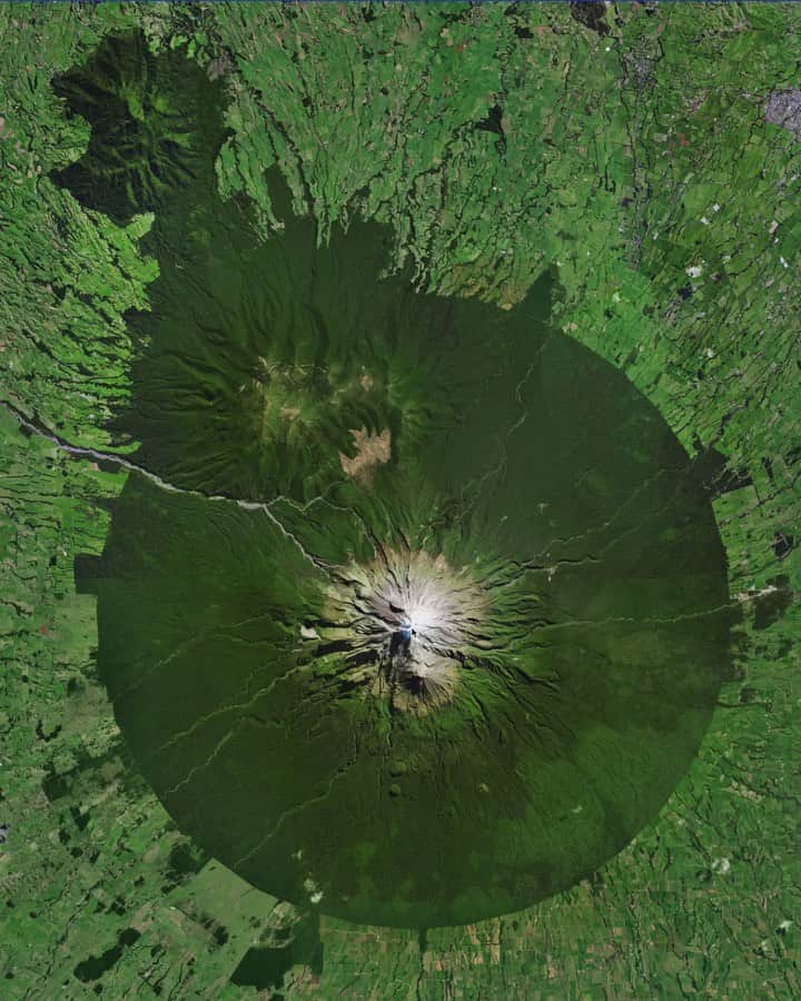 Daily Overviewのインスタグラム：「Check out this incredible 3D Overview made possible by our friends at @mapbox! - Mount Taranaki is an active stratovolcano on the west coast of New Zealand’s North Island. A change in vegetation is sharply delineated between the protected national forest that encircles the volcano and the surrounding land comprised of intensively-farmed dairy pastures. Taranaki is 8,260 feet (2,518 meters) in elevation. - Created by @overview Source imagery: @mapbox」