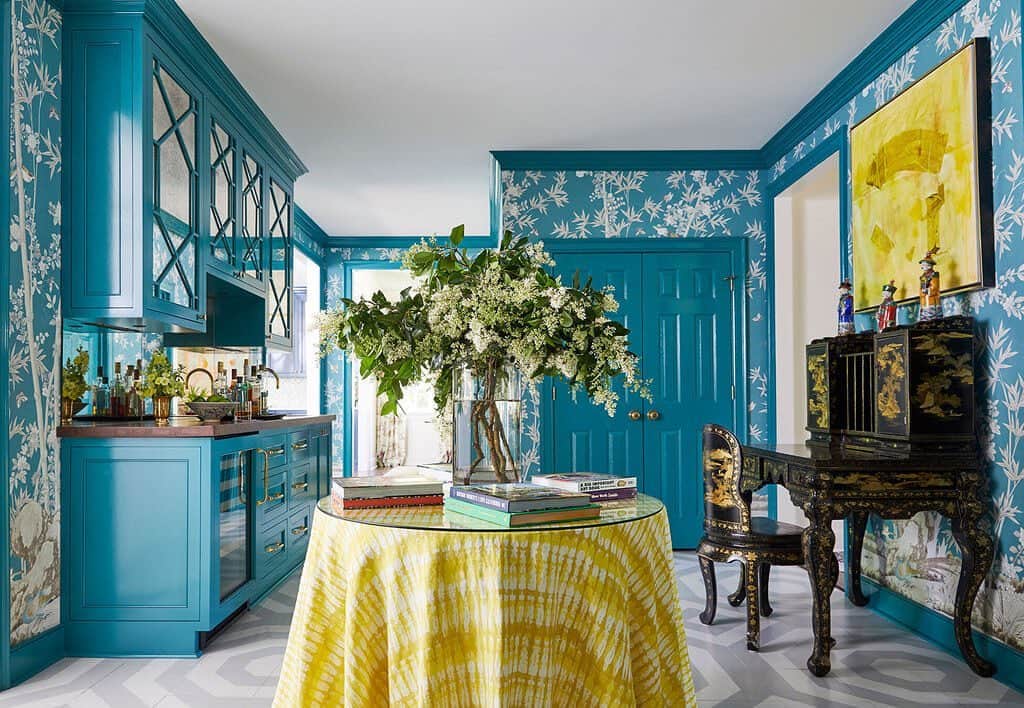 Homepolishのインスタグラム：「A cheery palette comes to life through scenic wallpaper. Design by @lindsaysspeace using @milesredd for @schumacher1889. Photo by @briewilliams.  Check out more pro tips from our designers at the link in bio.」