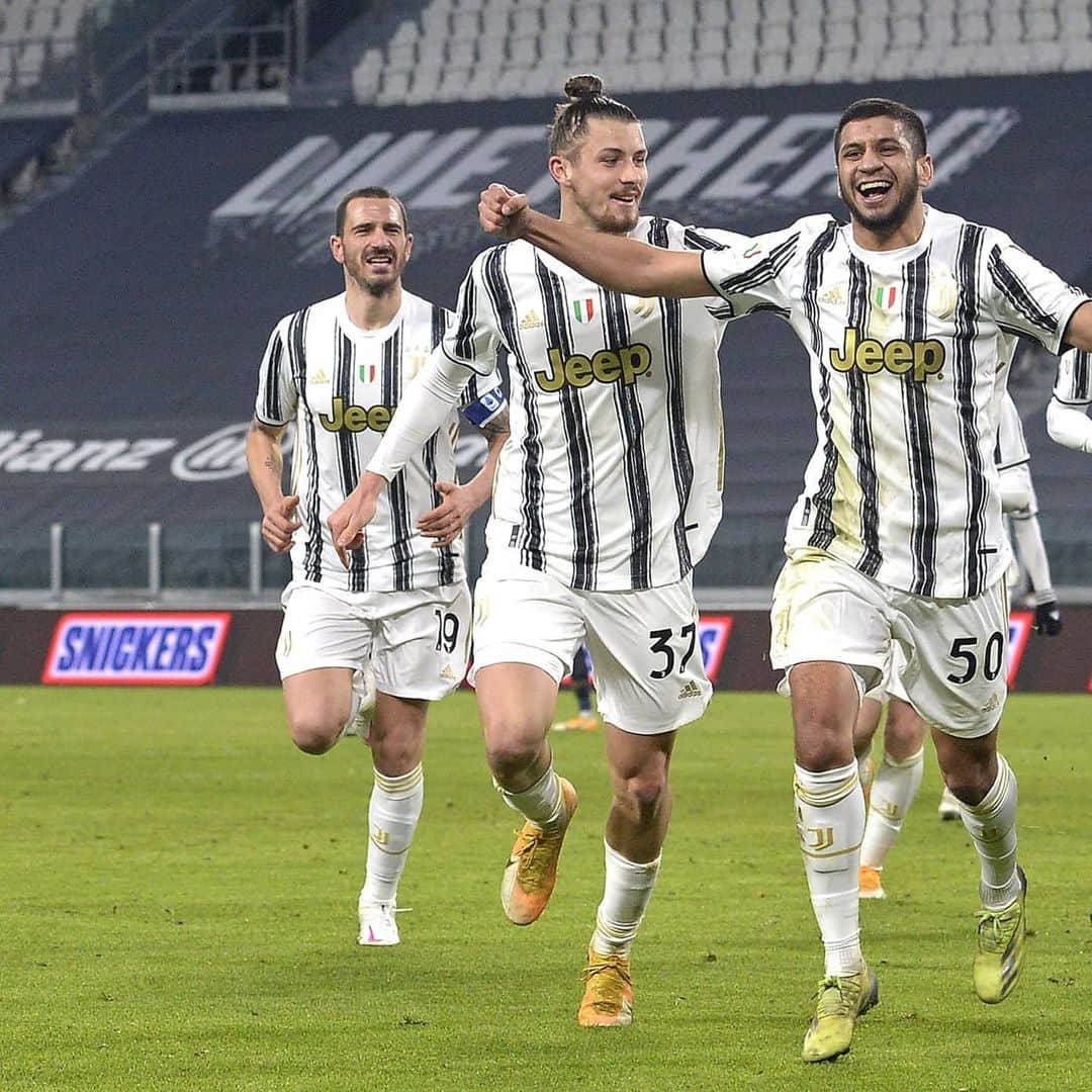 ユヴェントスFCさんのインスタグラム写真 - (ユヴェントスFCInstagram)「As a Team. ⚪⚫  #JuveGenoa #FinoAllaFine #ForzaJuve #CoppaItalia」1月14日 7時44分 - juventus