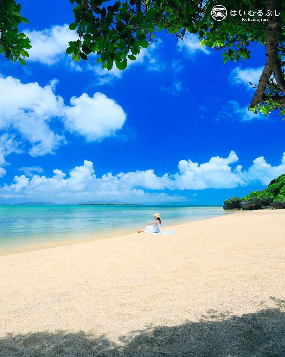 HAIMURUBUSHI はいむるぶしさんのインスタグラム写真 - (HAIMURUBUSHI はいむるぶしInstagram)「小浜島・はいむるぶしから癒しの風景をお届けします。 ティダ(太陽)が燦々と降り注ぎ、空も海も青く煌めく夏… 砂浜に座って目を閉じて、波音や海風を感じる島時間。 #沖縄 #八重山諸島 #小浜島 #砂浜 #海 #リゾート #ホテル #はいむるぶし #japan #okinawa #yaeyama #island #kohamajima #beach #bluesea #resort #hotel #haimurubushi」1月14日 7時47分 - haimurubushi_resorts