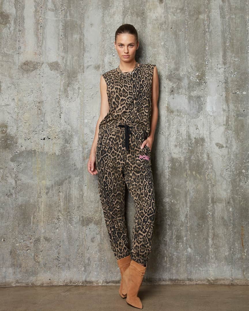 のインスタグラム：「Animal print lovers, atenção! SALE ROSA CHÁ 🐆 Confiram uma seleção de peças especiais nas lojas físicas e online com 50%OFF* e, na compra de três itens ou mais, 60%OFF. Enjoy!  *itens selecionados. (Regata ref.: 12.01.2259 e Calça ref.: 18.06.0235)」