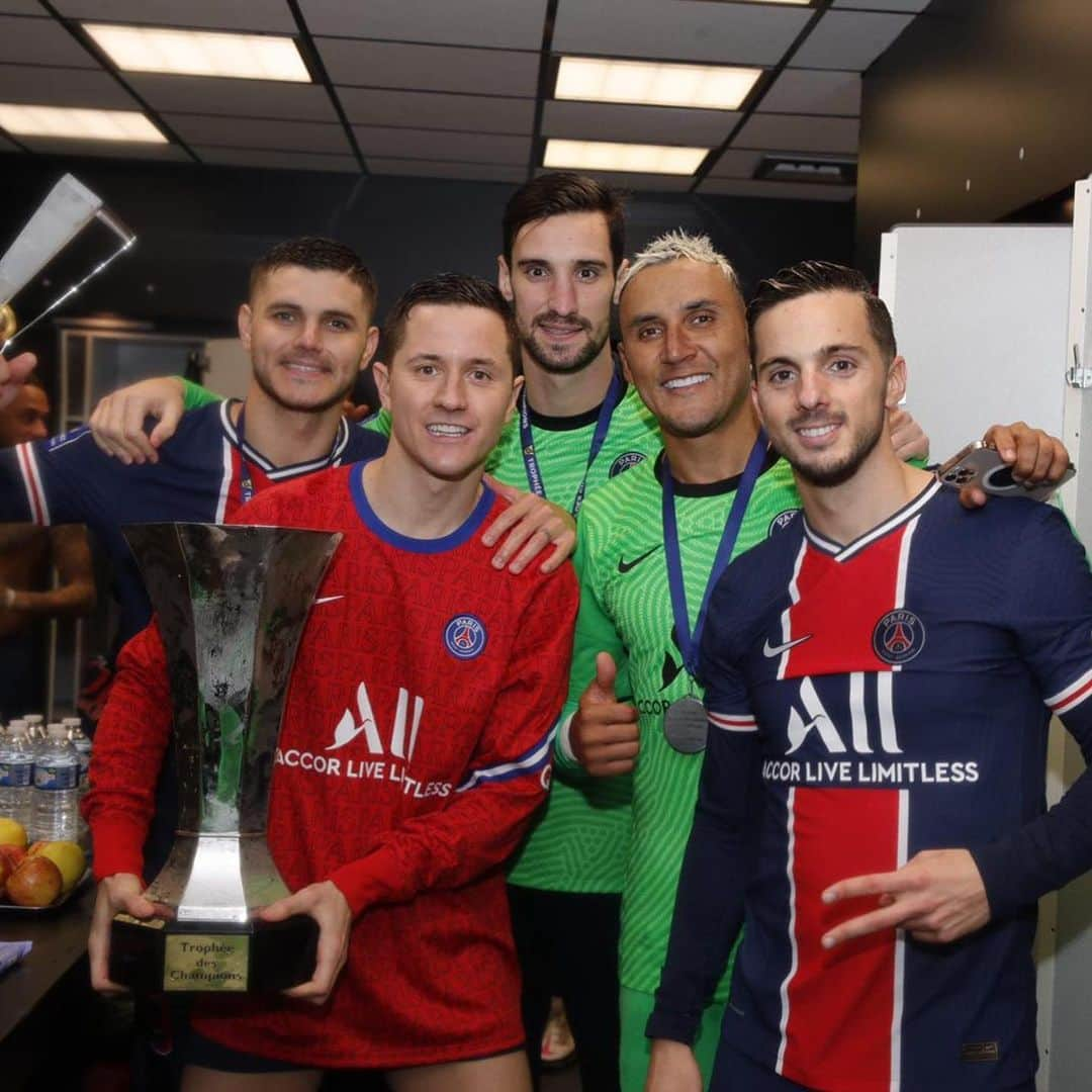 パブロ・サラビアのインスタグラム：「2021... c'est le début 💪 Vainqueur trophée des champions 🏆🔴🔵🇫🇷  #paris #allezparis #icicestparis #vainqueur #parisestmagique #ps19」