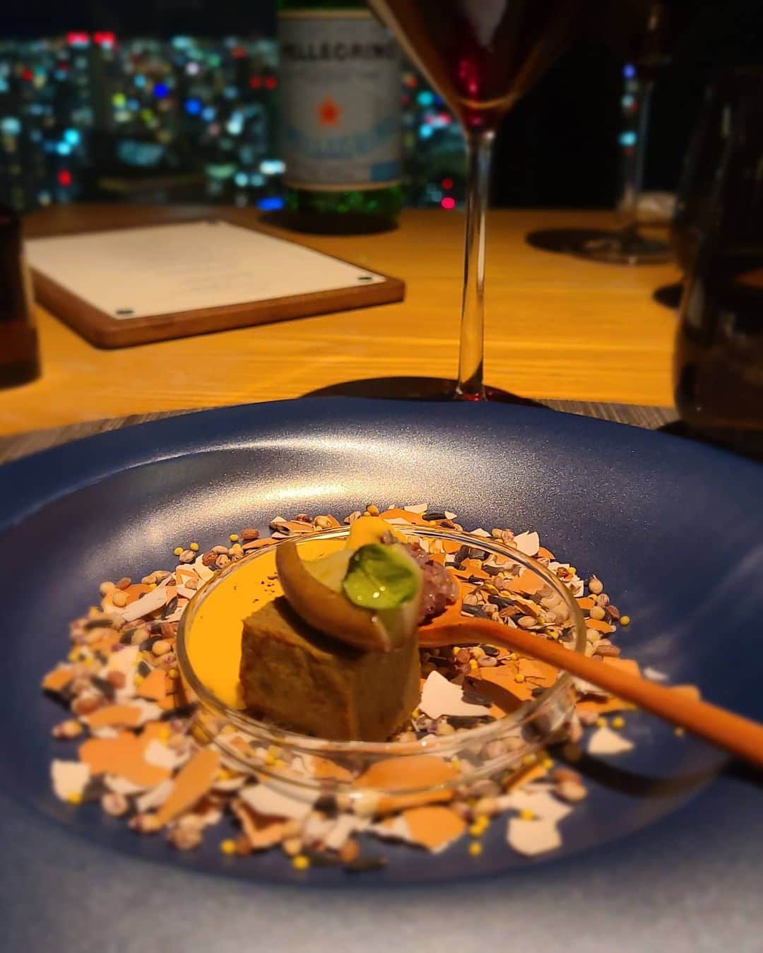 今堀恵理さんのインスタグラム写真 - (今堀恵理Instagram)「お正月明けにお食事で  @conradosaka  のシーグリルにて  新年会Dinner😆しました  【KANSAI LOCAL GASTRONOMY 　】のコース 「地産地消」や「サステナビリティ」をテーマにしたコース料理 こちらは、料理長・山田智樹シェフ特製のスペシャルコースになります。  40階からの夜景は素敵✨ ワインも美味しかった✨ 私達の話題はゴルフ  私の帽子は　@nuance_me_ のです  #コンラッド大阪 #新年会 #サステナビリティ #芦屋セレブ #osakafood」1月14日 7時51分 - eriimahori