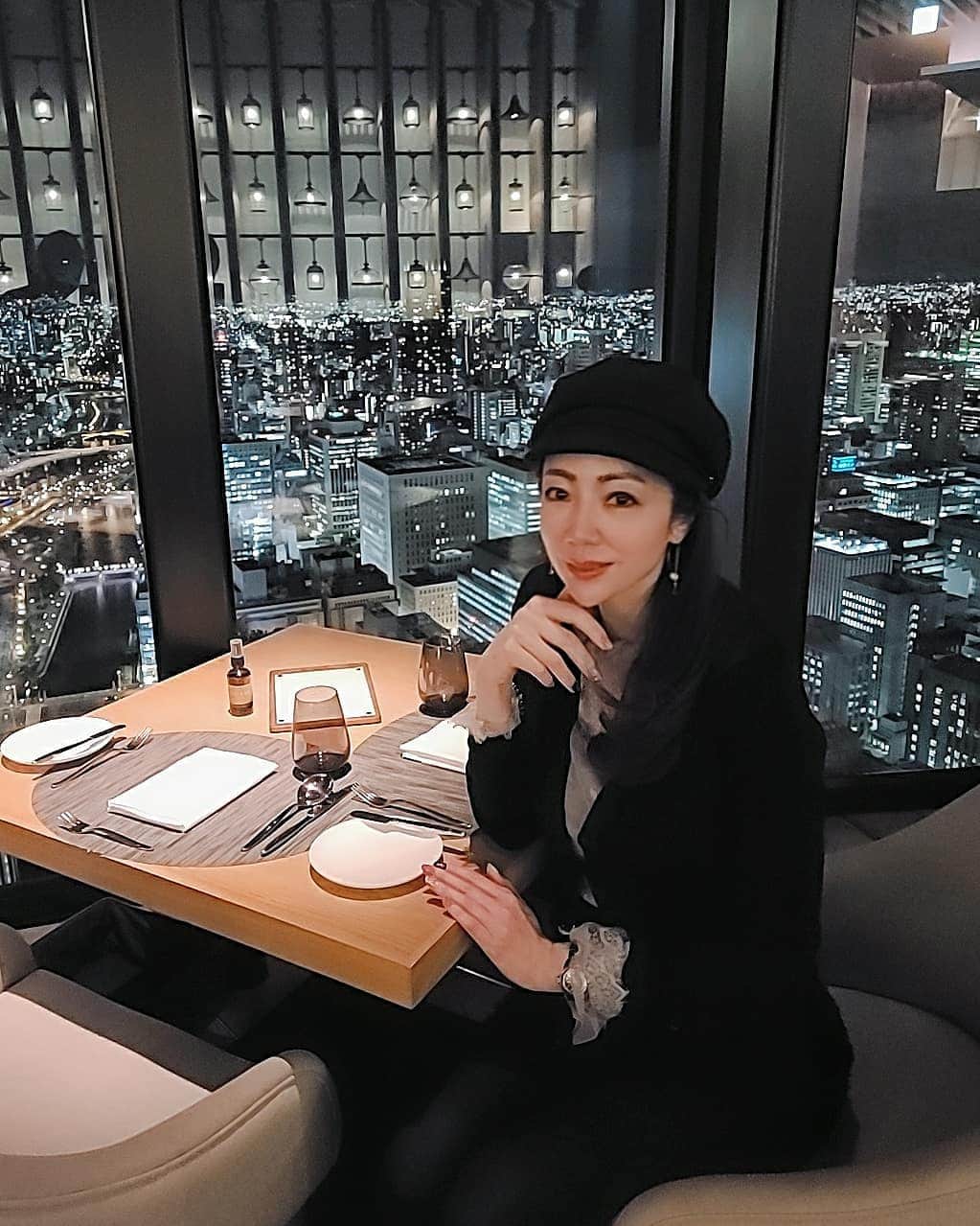 今堀恵理さんのインスタグラム写真 - (今堀恵理Instagram)「お正月明けにお食事で  @conradosaka  のシーグリルにて  新年会Dinner😆しました  【KANSAI LOCAL GASTRONOMY 　】のコース 「地産地消」や「サステナビリティ」をテーマにしたコース料理 こちらは、料理長・山田智樹シェフ特製のスペシャルコースになります。  40階からの夜景は素敵✨ ワインも美味しかった✨ 私達の話題はゴルフ  私の帽子は　@nuance_me_ のです  #コンラッド大阪 #新年会 #サステナビリティ #芦屋セレブ #osakafood」1月14日 7時51分 - eriimahori