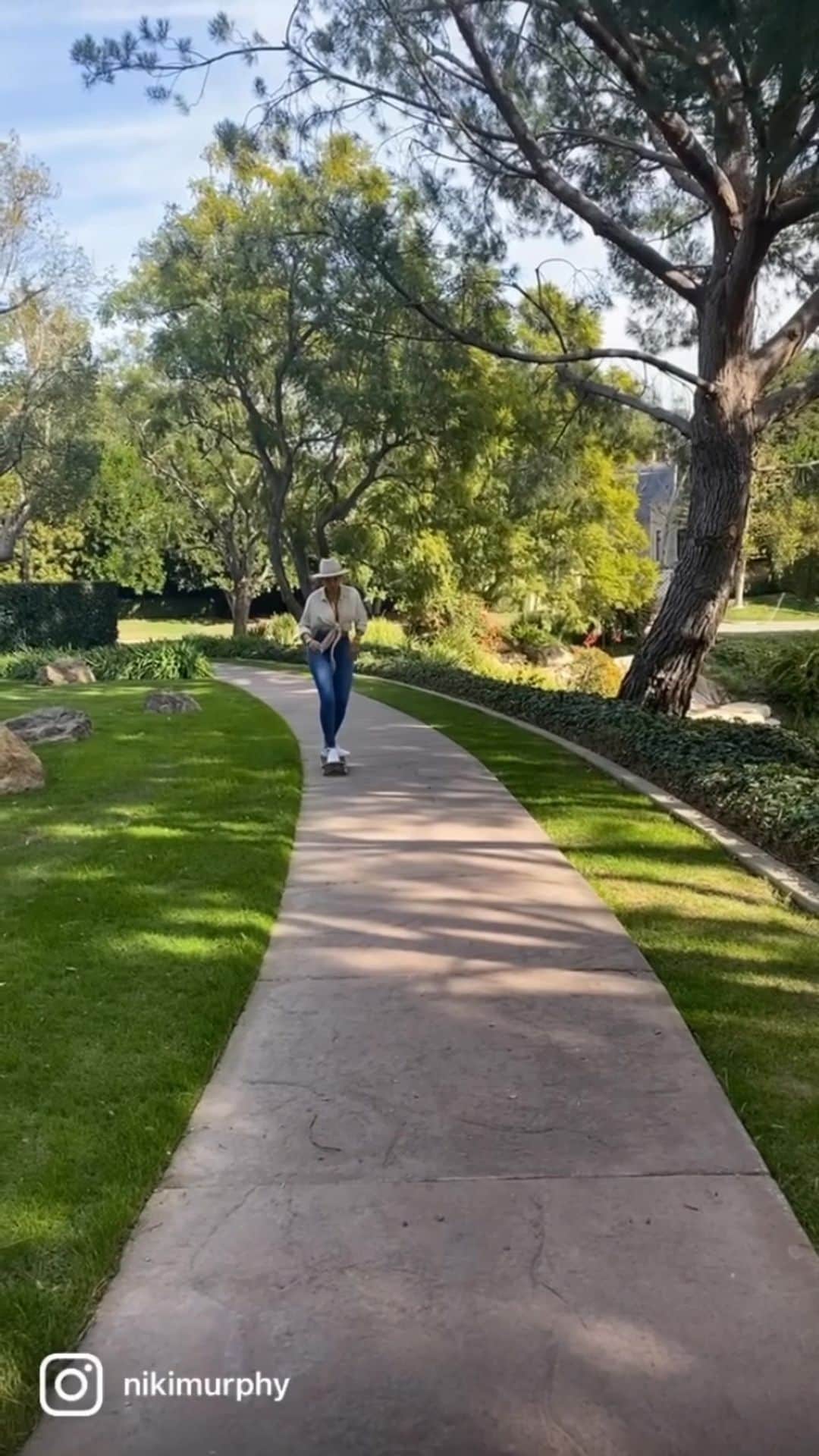 ニコール・ミッチェル・マーフィーのインスタグラム：「You don’t stop having fun when you get old. You get old when you stop having fun #ritughatourey #yfoy #everdayconfidence  #yourfountainofyouth #nicolemurphy」
