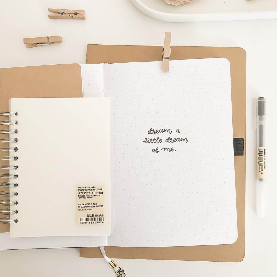 MUJI USAさんのインスタグラム写真 - (MUJI USAInstagram)「Journaling can be a great way to ready your mind for the day or to recap a day's thoughts and tasks.   Shop MUJI bullet journal essentials in stores and online.   📸 MUJI by @mondaymorningdesigns #muji #mujiusa #mujibyyou」1月14日 8時04分 - mujiusa