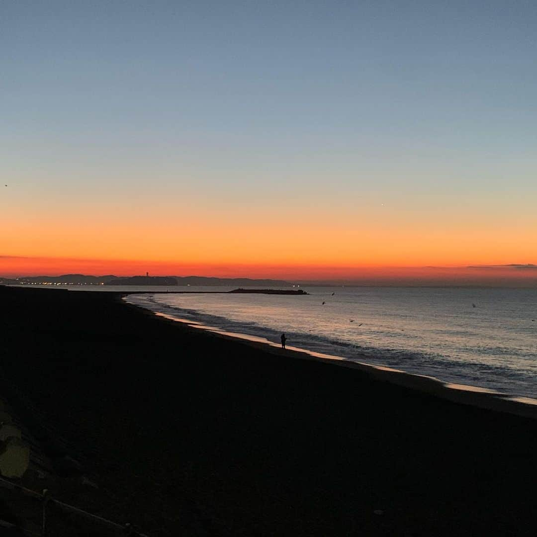 ハルペイさんのインスタグラム写真 - (ハルペイInstagram)「☀️🌊 おはよう。 今朝の朝焼け✨ ブルーからオレンジのグラデーション❗️ 朝からいい気分☺️✨✨✨✨ さ、今日もがんばるぞぉ😆 今日はあんまり寒くなかったよ😉 . #湘南 #朝日#朝焼け#早起きは三文の徳」1月14日 7時55分 - harupeipei