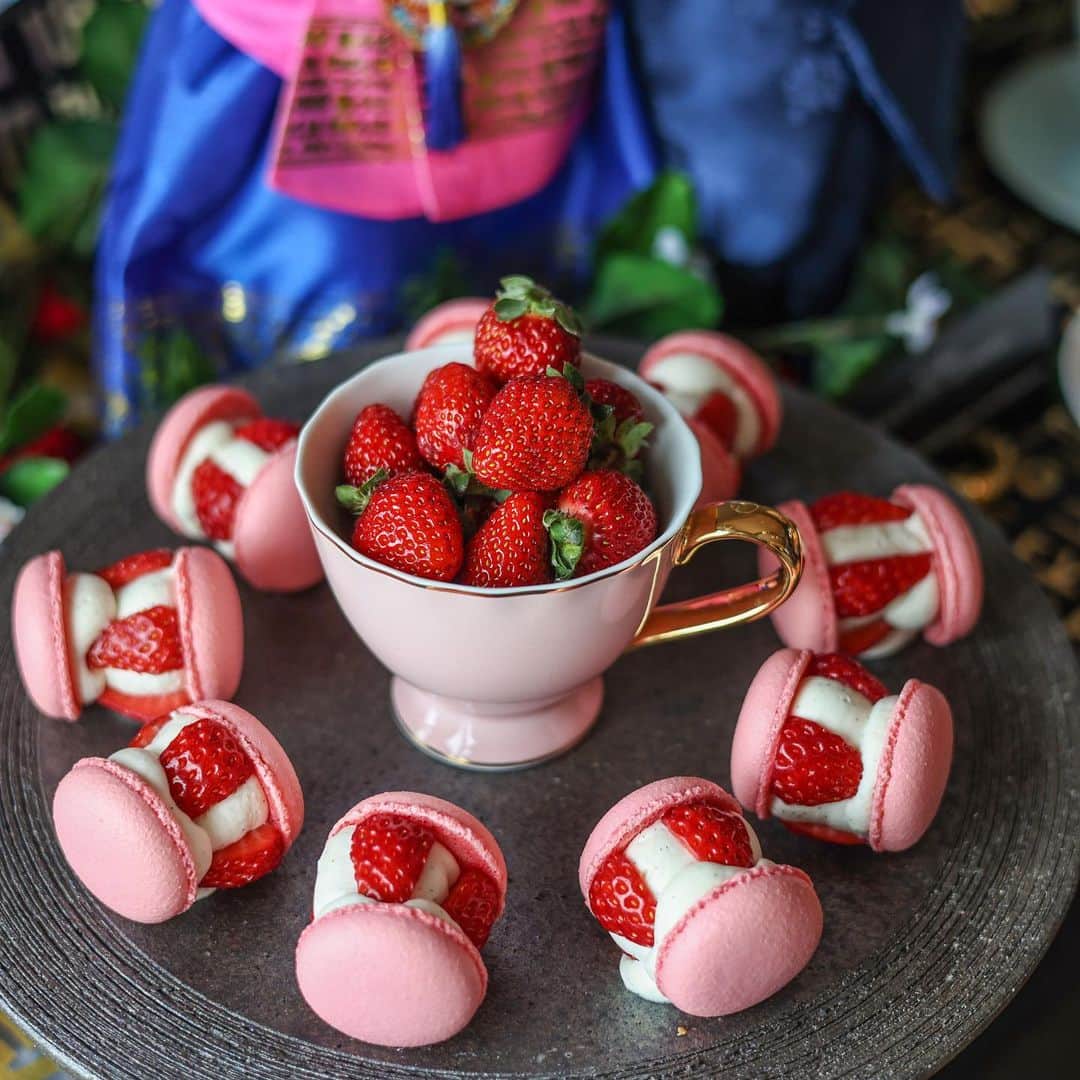 きょん。さんのインスタグラム写真 - (きょん。Instagram)「.  .  atmos dining @conradosaka.jp   今季の ストロベリービュッフェは 4カ国の食文化をMIXさせた ＜Travel 4 Strawberries＞がテーマ。  1月はフランス🇫🇷、 2月はイタリア🇮🇹、 3月は韓国🇰🇷、 4月はバリ🌴、と 毎月異なるカルチャーに触れられる ワールドツアースタイル。  もちろんそれぞれに オリジナルのいちごスイーツが 取り入れられているのだけど、 訪れた方にのみ発行される "スイーツパスポート”を４カ国分 全てのスタンプをコンプリートすると 抽選で宿泊券がGetできるチャンスも。  詳しくはHPにて✈️  event:2021年1月12日〜2021年4月25日  #コンラッド大阪#コンラッドスイーツ #ストロベリースイーツビュッフェ #ストロベリースイーツ#ストロベリー」1月14日 7時55分 - kyon_tokiiro
