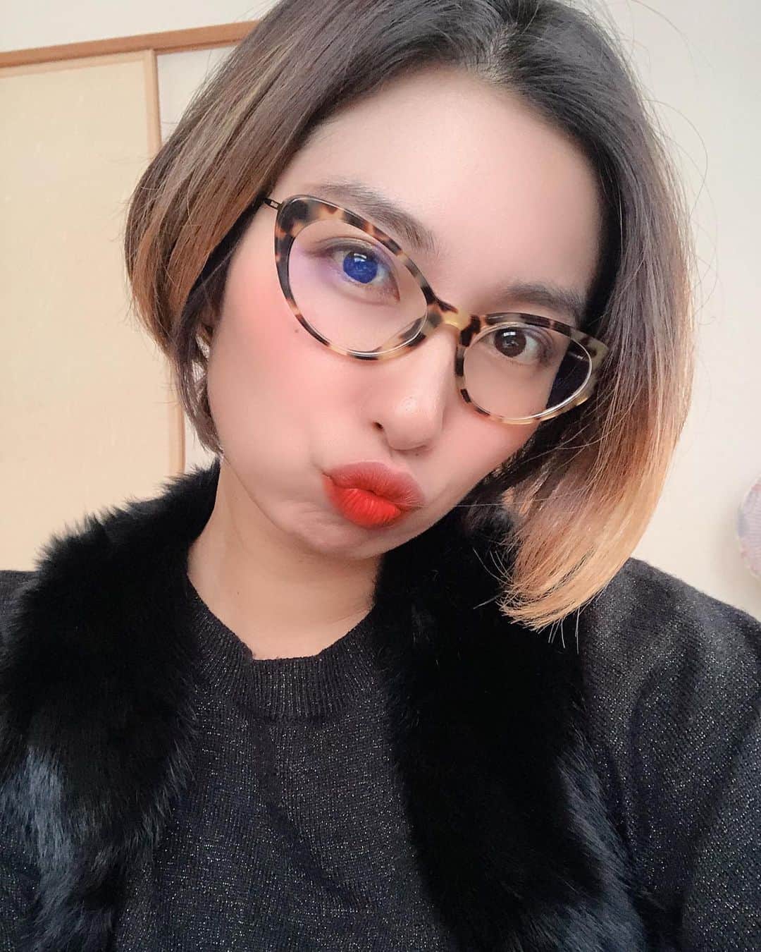 エマ中岡優姫のインスタグラム：「今週のお仕事は リモートでミーティングや トレーニングを受けたんだけど 冬はこたつに入りながら 仕事ができて なんだか幸せ気分☺️✨ 外出せんのにスカート履いてたら なんでスカートなん？ とか聞かれたんだけど 家にこもる日にスカートって みんな履いたりせん🤣？ みんなはおうち時間は どんなスタイルで過ごしてますか😂？」