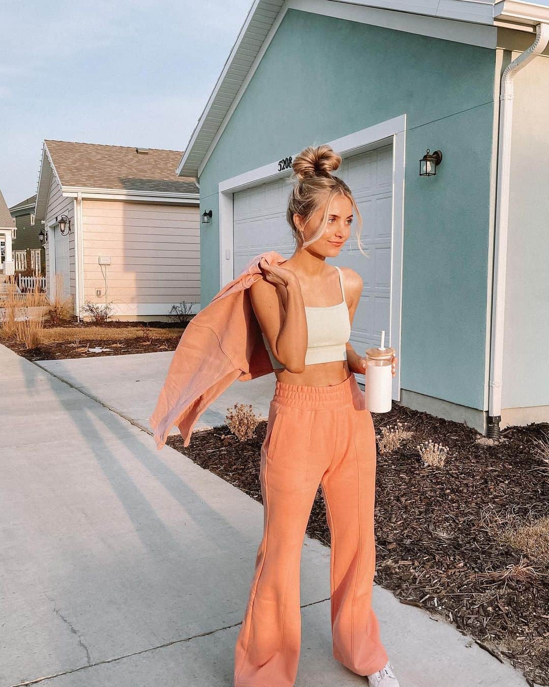 Aspyn Ovard Ferrisのインスタグラム：「GIVEAWAY CLOSED! Winners - @delaney_marie1902 @emilee.goss @briawhnah 💕 New year new @fabletics outfit! Teaming up with them to give away a years worth of leggings to 3 winners! 💕 #fableticsambassador   To enter:  1. Follow @Fabletics & @aspynovard 2. Like this post and tag up to 3 friends in the comments!   💕 Good luck!   US only – ends at 11:59 pm PST on 1/16/2021. No purchase necessary. Not sponsored by Instagram. Prize value is $ 1,000 for each winner. Three winners will be DMed by the official @Fabletics account ONLY by 1/26/2021. Winner will NOT be required to visit other sites to claim prize. See full terms: http://bit.ly/3nElwZP」