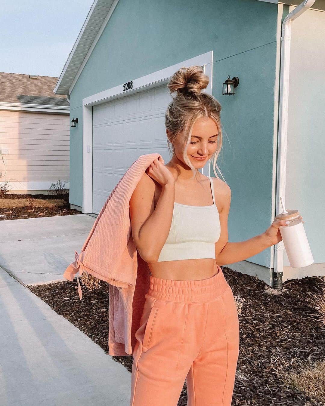 Aspyn Ovard Ferrisさんのインスタグラム写真 - (Aspyn Ovard FerrisInstagram)「GIVEAWAY CLOSED! Winners - @delaney_marie1902 @emilee.goss @briawhnah 💕 New year new @fabletics outfit! Teaming up with them to give away a years worth of leggings to 3 winners! 💕 #fableticsambassador   To enter:  1. Follow @Fabletics & @aspynovard 2. Like this post and tag up to 3 friends in the comments!   💕 Good luck!   US only – ends at 11:59 pm PST on 1/16/2021. No purchase necessary. Not sponsored by Instagram. Prize value is $ 1,000 for each winner. Three winners will be DMed by the official @Fabletics account ONLY by 1/26/2021. Winner will NOT be required to visit other sites to claim prize. See full terms: http://bit.ly/3nElwZP」1月14日 7時57分 - aspynovard