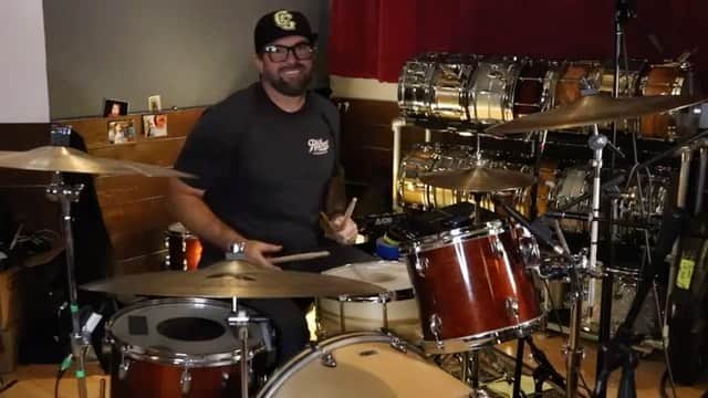 Jimmy Eat Worldのインスタグラム：「Today's #Surviving preview comes from @zlind76 🤘 Do you have your ticket to rock this Friday??? jimmyeatworldlive.com   #PhoenixSessions」