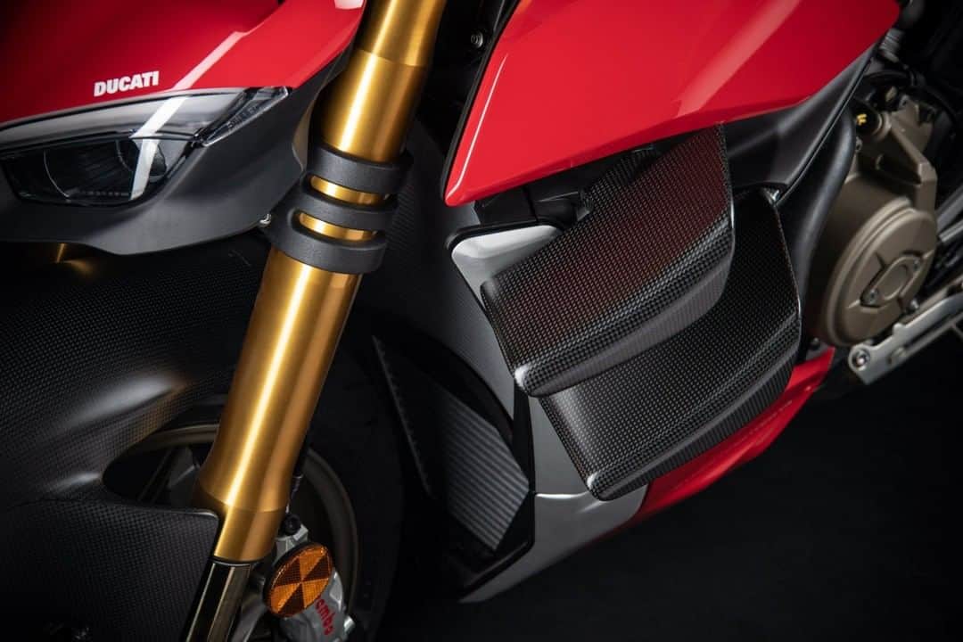 Ducati Japanさんのインスタグラム写真 - (Ducati JapanInstagram)「カーボンファイバー製ウィング。それはバイクに、もっと特別なテイストを与えたいライダーのためのアイテム。  手作業で緻密に仕上げられたカーボンファイバー製ウィングが、あなたのストリートファイター V4を他にはないルックスに仕上げます。カーボンファイバーの軽さと、風洞試験に基いて設計された形状が融合し、生まれながらのレーシング資質と高パフォーマンスをひときわ強く感じさせます。  詳細はプロフィール( @ducatijapan )のリンクよりドゥカティ ジャパンのサイトをご覧ください。  #ドゥカティいいじゃん #ストリートファイターV4 #DucatiPerformance #ドゥカティパフォーマンス」1月14日 8時00分 - ducatijapan