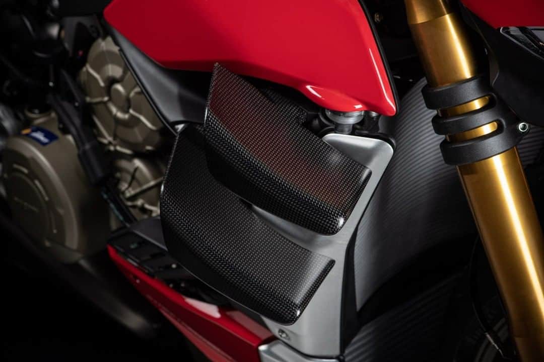 Ducati Japanさんのインスタグラム写真 - (Ducati JapanInstagram)「カーボンファイバー製ウィング。それはバイクに、もっと特別なテイストを与えたいライダーのためのアイテム。  手作業で緻密に仕上げられたカーボンファイバー製ウィングが、あなたのストリートファイター V4を他にはないルックスに仕上げます。カーボンファイバーの軽さと、風洞試験に基いて設計された形状が融合し、生まれながらのレーシング資質と高パフォーマンスをひときわ強く感じさせます。  詳細はプロフィール( @ducatijapan )のリンクよりドゥカティ ジャパンのサイトをご覧ください。  #ドゥカティいいじゃん #ストリートファイターV4 #DucatiPerformance #ドゥカティパフォーマンス」1月14日 8時00分 - ducatijapan