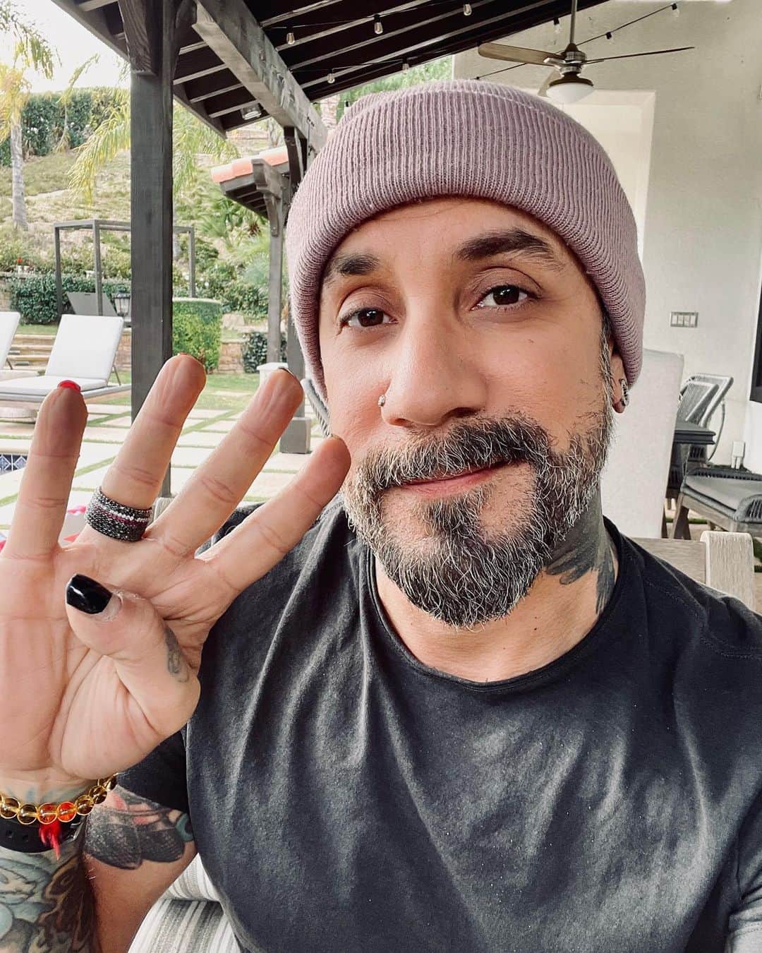 A.J.のインスタグラム：「Over 22.6 million Americans have battled the Coronavirus and right now there is a surge in COVID-19 patients. If you’ve recovered from COVID-19, you may have powerful antibodies in your blood plasma — one COVID plasma donation can help save up to 4 COVID patients! If you haven’t had COVID, you can still help by donating blood to hospitals in need. Follow the link in my stories to learn more and schedule your appointment. #COVIDRescueTeam.」
