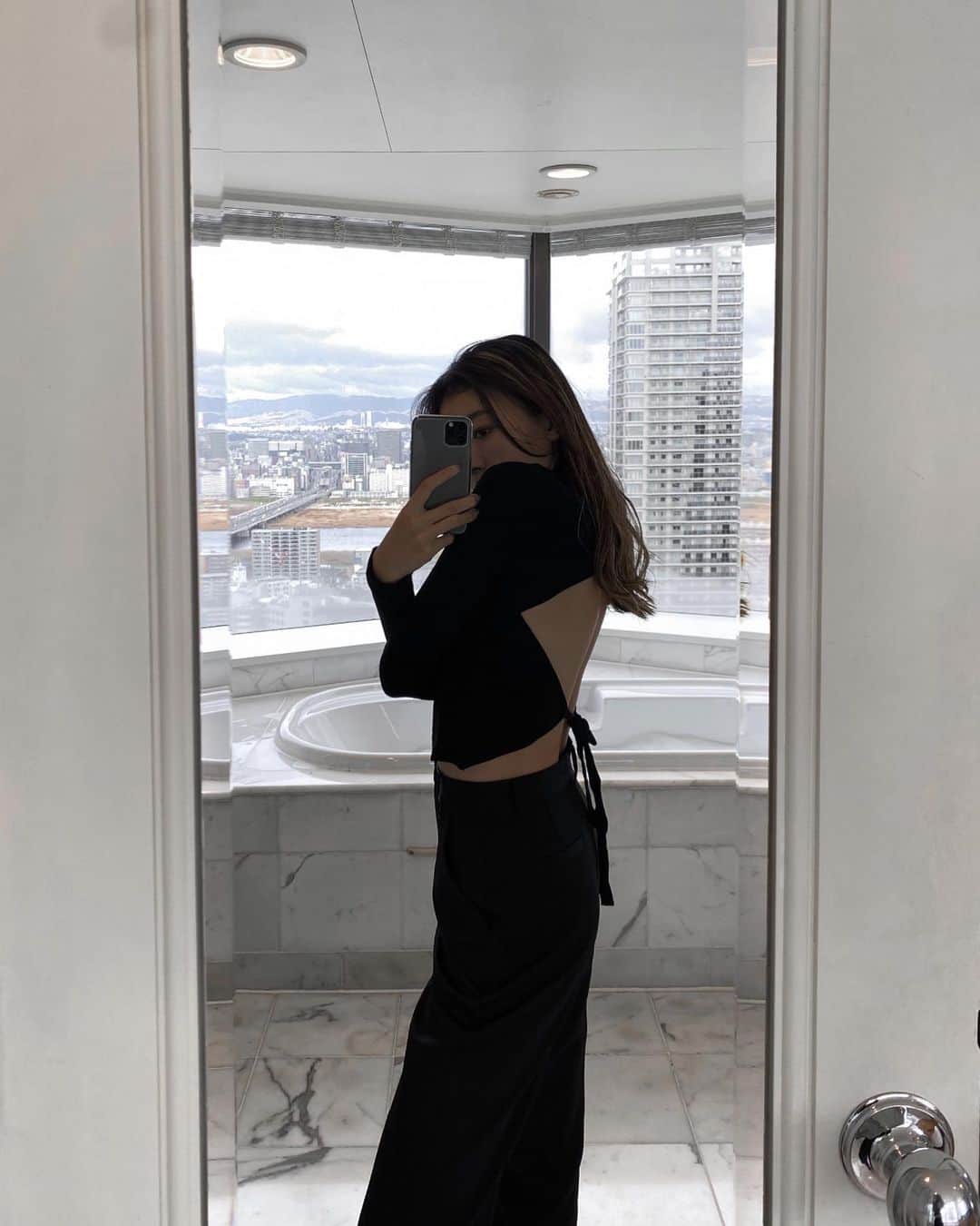 のインスタグラム：「8:14🌞 . dmもたくさん来てたこのtopsは @hm のネットショップで買いました🤍 . 店頭にはない商品もあったりするから、 サイズが分かってたらおすすめです✌🏿🤍 . #hm #_s_code #dressup」