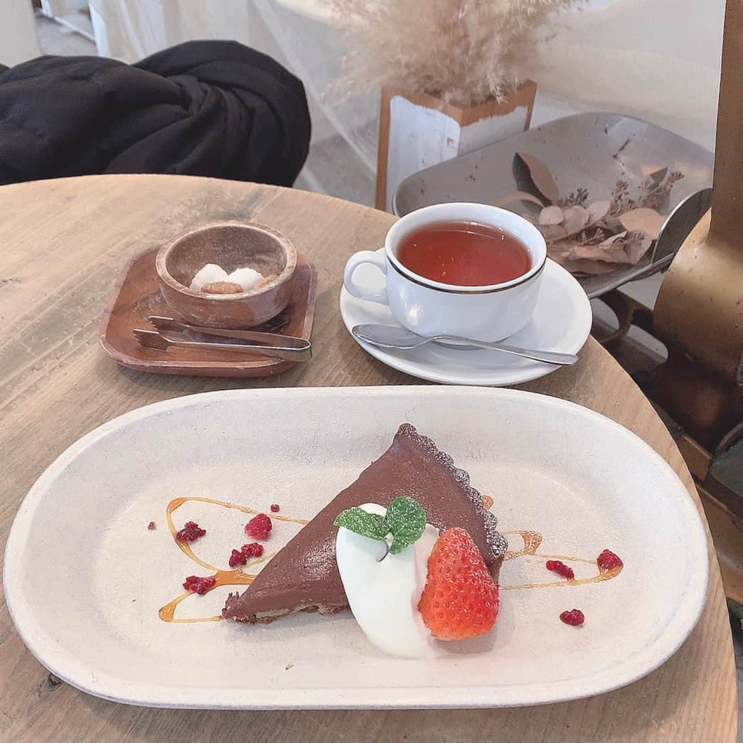 板野優花さんのインスタグラム写真 - (板野優花Instagram)「☕️大阪・福島区 Fouet゜さん @cafe.fouet  ・ 一回来てからお気に入りで また来ちゃいました🥰 この日は日替わりケーキのセット🙆‍♀️✨ 苺が入ったチョコレートのタルトが めっちゃ美味しかった🤤💕 ・ #大阪カフェ #大阪グルメ #福島カフェ #福島グルメ #関西カフェ巡り #梅田カフェ #カフェ巡り好きな人と繋がりたい  #関西グルメ #おいしいもの好きな人と繋がりたい #カフェ活 #おすすめカフェ #カフェ女子 #紅茶のある暮らし #タルト #隠れ家カフェ #ゆーろの美味しいメモ」1月14日 8時18分 - yuka_itano