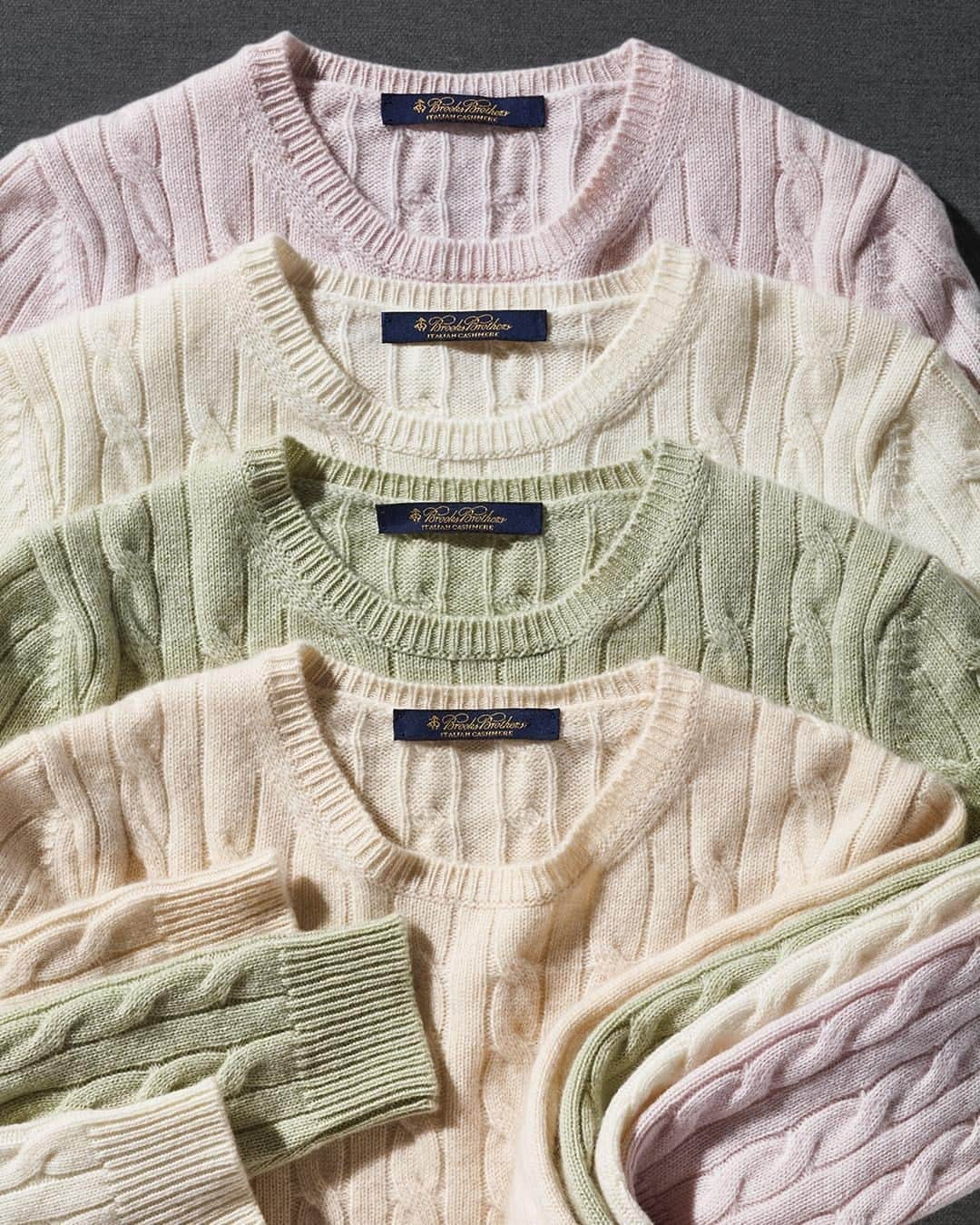 ブルックスブラザーズさんのインスタグラム写真 - (ブルックスブラザーズInstagram)「Happiness is a warm sweater. Our greatest knits –– including your cashmere favorites –– are now up to 70% off until midnight during our sweater flash sale. Link in bio. #BrooksBrothers #Sweaters #Cashmere ⁣ ⁣」1月14日 8時19分 - brooksbrothers