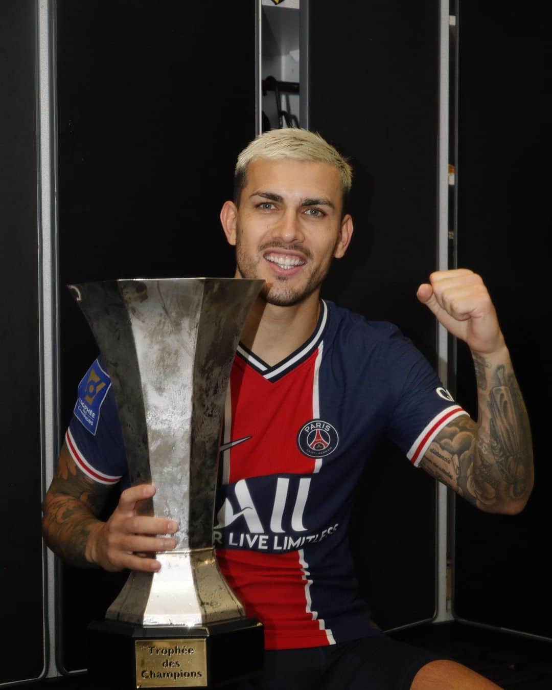 レアンドロ・ダニエル・パレデスのインスタグラム：「Vamosssssss ❤️💙🎉👏🏽🏆🥇」