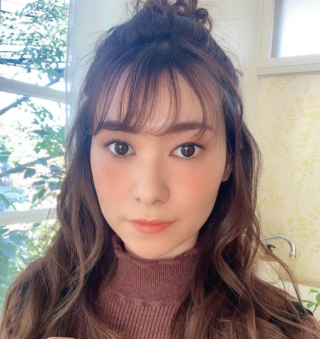 吉田奈央さんのインスタグラム写真 - (吉田奈央Instagram)「変なことばかりやってるわけじゃないよ😂🙏←  昨年撮影したのが発売になったので載せてみまする。  赤ちゃんが欲しいのクリニックガイド 👶  妊活のことをはじめ、ためになる内容がどーーんと詰まってます。  そしてちょっとだけど表紙デビューもしてます。 みつけたら教えてね😳  ＊  そしてそして、 この日のヘアメイクがどタイプすぎて大興奮でしたわ←  自分でも真似てやってみたが、ただの落武者になりました👺汗  付録のマスクポーチもかなり使えるので毎日持ち歩いてる👜  @akahoshi.editor   ＊  #赤ちゃんがほしい#あかすく#雑誌掲載#読者モデル#雑誌付録#マスク#マスクケース#妊活#妊活スタート#妊活記録#妊活初心者#お団子ヘア#お団子アレンジ#春メイク#イエベメイク#アラサーメイク#メガネコーデ#伊達メガネ#メガネ女子#東京ママ#育児ママ#男の子ママ#ママライフ」1月14日 8時22分 - nao70818