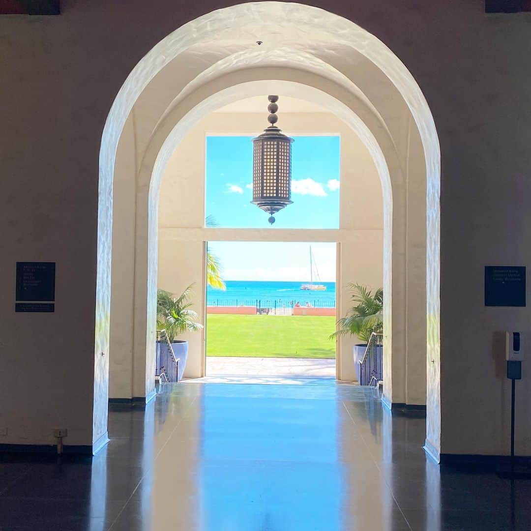 マキ・コニクソンさんのインスタグラム写真 - (マキ・コニクソンInstagram)「ハワイからおはよう御座います！🌺  ここはどこか分かりますか？ 青い海と空、芝生のグリーンが まるで額に入った絵のように見える場所！ 正解は☝🏼 ロイヤルハワイアン ホテル のロビーです！  ここからの景色がたまらなく 好き！お天気が良い日は必ずと言っていいほどここから写真を撮ります！📸  ハワイにはさりげなくフォトジェニックな スポットがたくさんあるね！  今日も笑顔で元気に行ってらっしゃ〜い！👋🏼  #エアハワイ🌺  #ハワイのおすそ分け🤙🏼  #royalhawaiian」1月14日 8時24分 - makikonikson